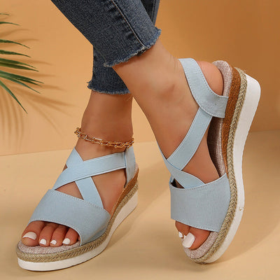 Clara - Black platform sandals with crisscrossing straps